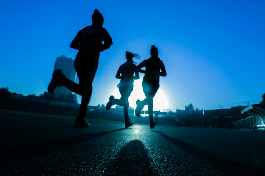 Grupo em movimento durante corrida ao ar livre