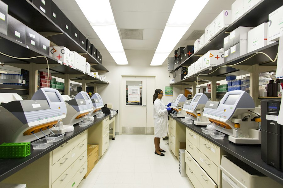 Microscópio em laboratório sob luz suave