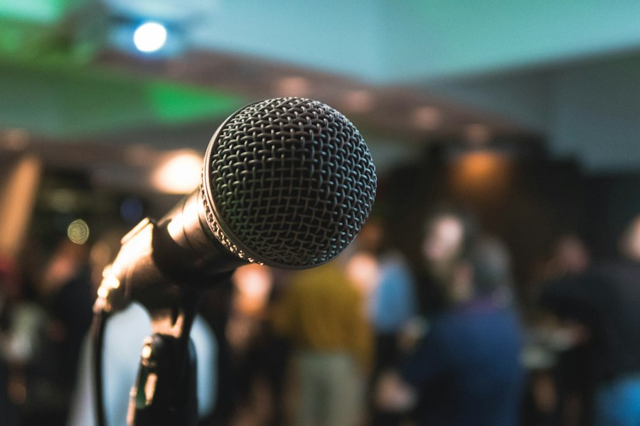 Auditório com pessoas em conversa e aprendizado